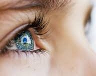 oog kijkend omhoog